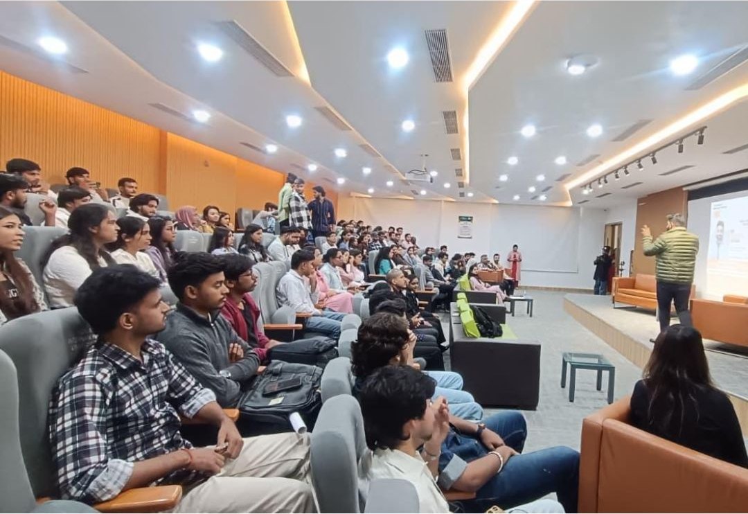 A room full of students at a campus session