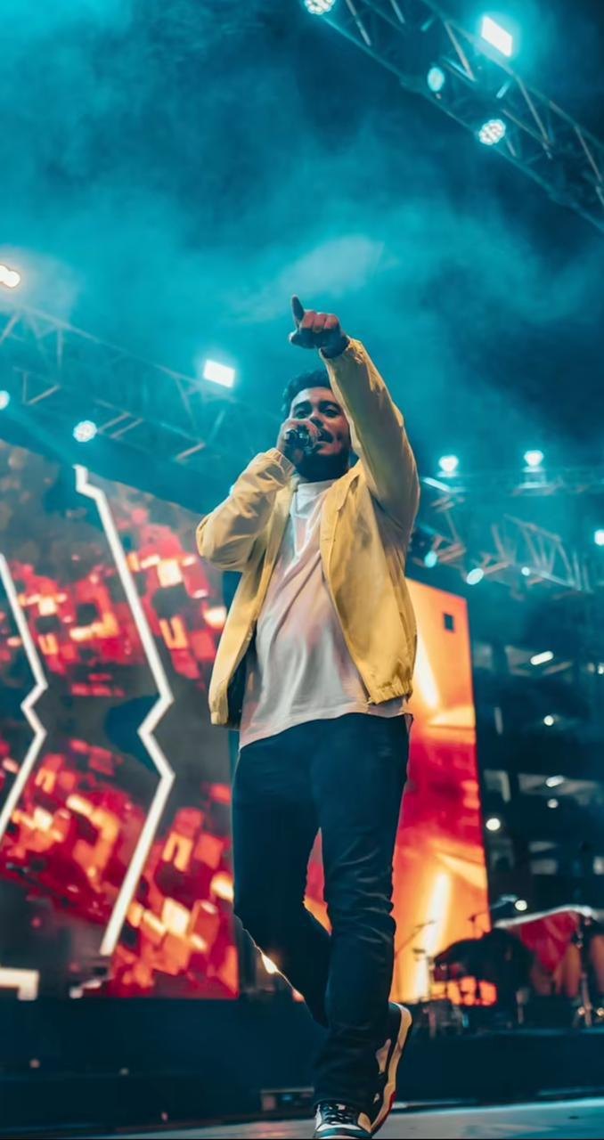 Kaash performing live for YOUth Music, pointing out to the crowd