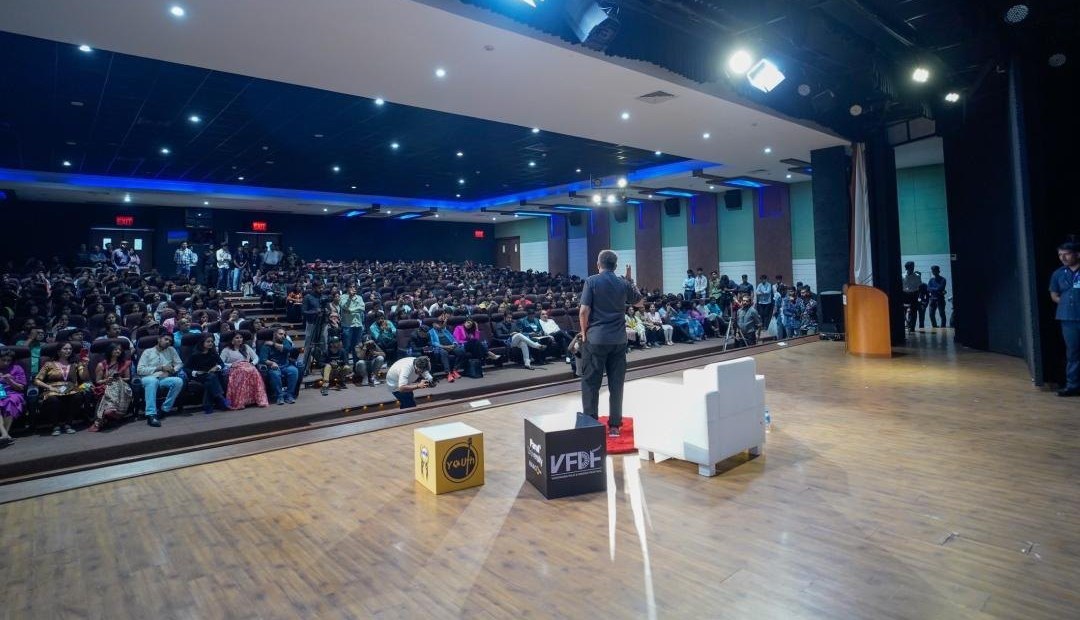 A packed auditorium for a session at the Vadodara Film & Design Festival